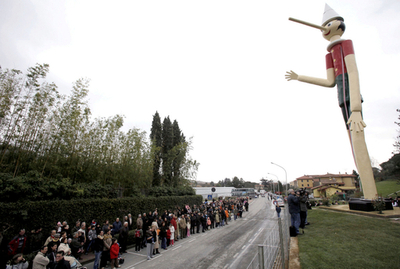 高さ16メートルの巨大ピノキオ、観光客をお出迎え