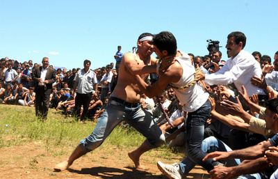 裸の若者が傷だらけに、トルコ・ディジレの「むち祭り」