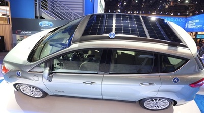 屋根が丸ごと太陽光パネル、フォードの新型ハイブリッド車