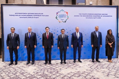 女性めぐるタリバンの政策に懸念表明 中国外相