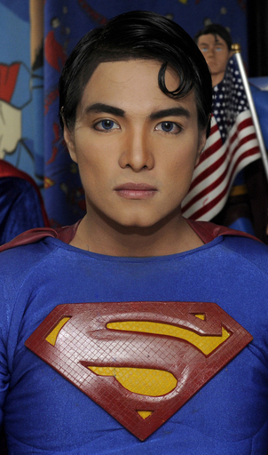 美容整形であこがれのスーパーマンになったデザイナー、フィリピン