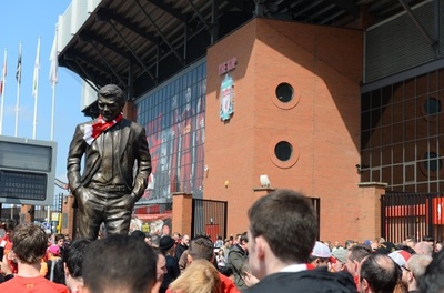 リバプール本拠地前にモイーズ氏の像が登場
