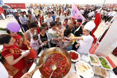 真っ赤なボディーが魅力的? 「ザリガニの郷」で祭り 江蘇省
