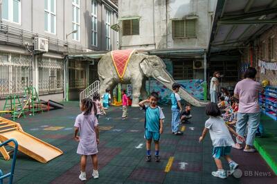 台湾人の郷愁誘う、ゾウのすべり台