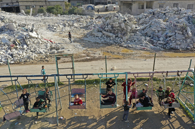 【今日の1枚】がれきのそばで遊ぶ子ども達 シリア