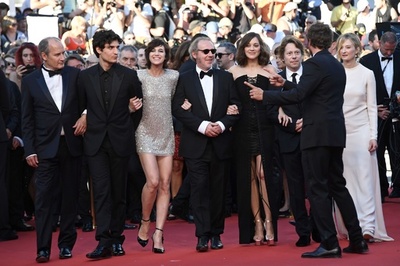 シャルロット・ゲンズブールに学ぶ、大人のミニの着こなし方