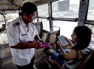 大人用おむつ着用しないと働けない…、待遇改善求めるタイのバス車掌ら