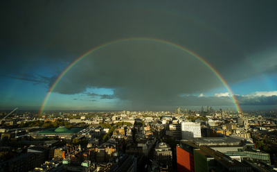 ロンドンの空に2つの虹、英国