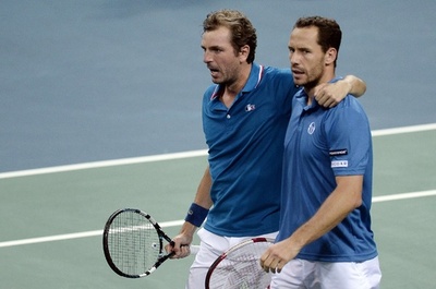 フランス、ダブルスを制して4強入りに望みつなぐ デビス杯