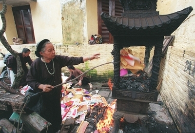 先祖への捧げ物に人気のセクシー下着、マレーシア