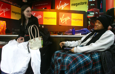 PS3欧州版、23日0時発売 一番乗りした少年は「寝不足」 - 英国