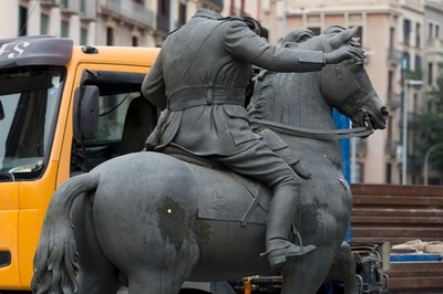 バルセロナで独裁者フランコ像の野外展示 開幕直後から抗議の卵