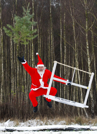 ツール・ド・フランス名物おじさん、今年もサンタに