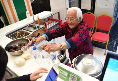 売り上げの半分を孤児に寄付 98歳がコンビニ経営 長春