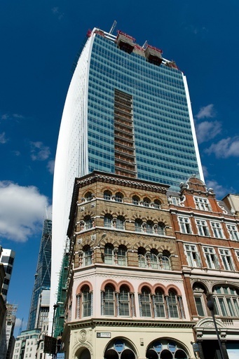 高層ビルの反射光で車が溶ける、開発業者が調査開始 ロンドン