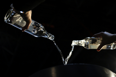 ソファの下敷きで2日間身動き取れず、ウイスキーで生き延びる 英国