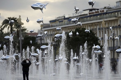 宙を舞う銀色の魚たち、南仏ニースの噴水広場