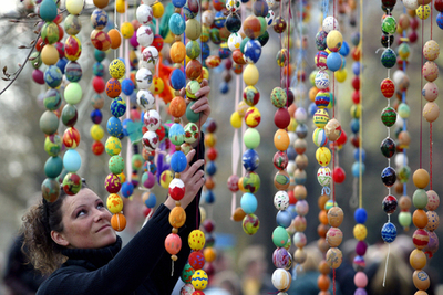 世界記録更新！イースターエッグ7万6000個をぶらさげた「イースターツリー」 - ドイツ