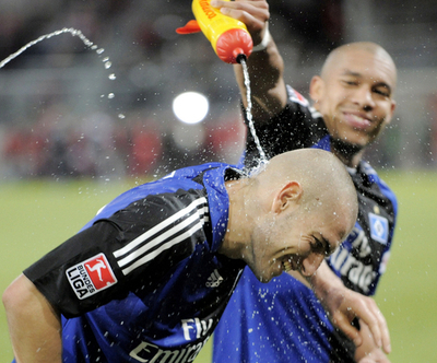 ハンブルガー アウェーでコットブスに勝利し首位を守る