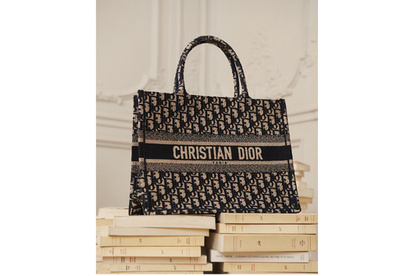 「ディオール」スモールサイズのブック トート先行発売