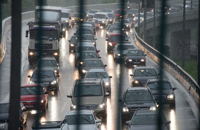 新婚旅行中の夫、妻をガソリンスタンドに置き去りに ドイツ