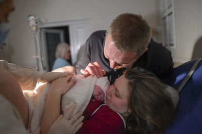 【今日の1枚】戦渦に命をつなぐ、病院地下で出産 ウクライナ