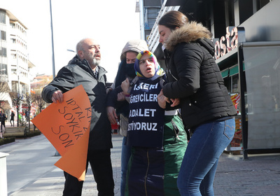 「トルコに正義を」 息子の無実を信じ立ち上がった母親