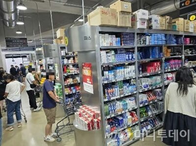 「栄養ドリンク1箱5700ウォン？」巨大カートで“爆買い”…韓国・倉庫型薬局メガファクトリーに長蛇の列