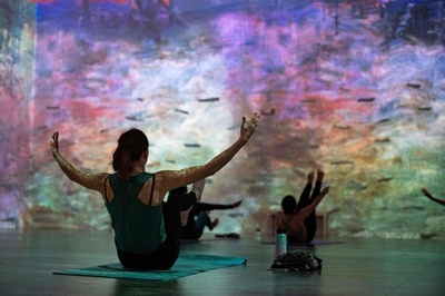 モネ作品の中でヨガ教室 米国