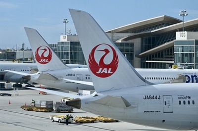Japan Airlines buys 42 aircraft from Airbus, Boeing