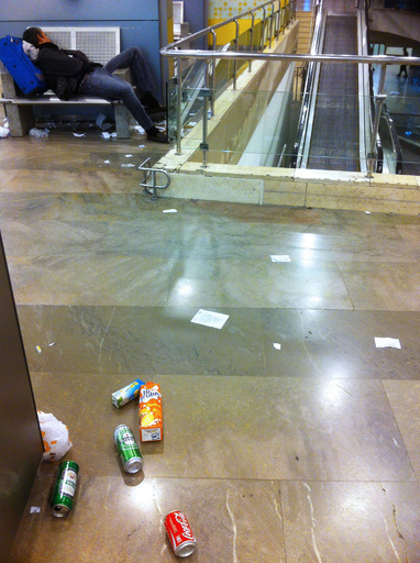 マドリードのバラハス空港にごみ散乱、清掃会社のストライキで