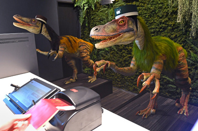 恐竜ロボットお出迎え　「変なホテル」関東初上陸　千葉