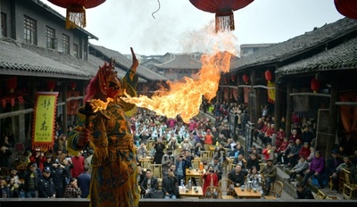 歴史ある街「船形街」で伝統芸能「川劇」 四川