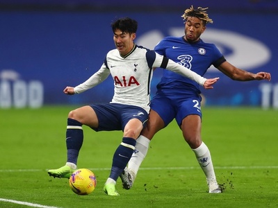 スパーズ首位浮上 マンUはカヴァーニの2発で劇的勝利