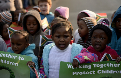 マンデラ南ア元大統領、95歳に 病院での誕生日