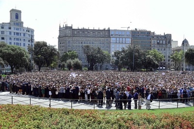 スペインの車突入、バルセロナで黙とう 「私は恐れない」との声も