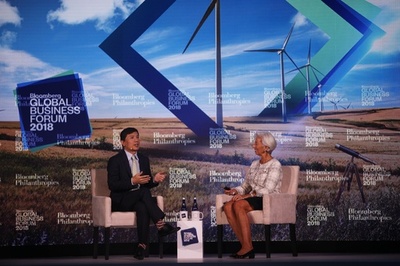 百度CEO「ネットは前菜、AIは主菜」 NYでIMF総裁と対談