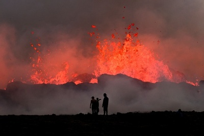 「太陽のようなオレンジ色」 噴火のアイスランド火山に見物客