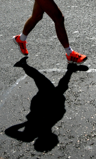 米マラソン大会で珍事件、ノーパンランナーがテイザー銃で撃たれる