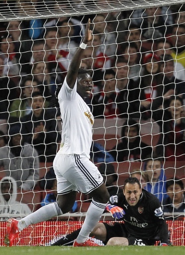 アーセナルがスウォンジーに敗れる、ゴール判定技術で