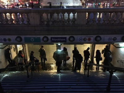 仏スト5日目、通勤客の足に混乱 マクロン政権正念場の週に