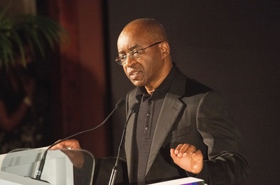 医師らの賃上げスト解消へ、大富豪が政府に代わり毎月支援金を提供