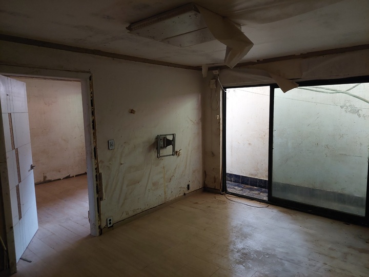 大雨で被害を受けて、新林洞の半地下住民の一部が部屋を引き払った(c)NEWSIS