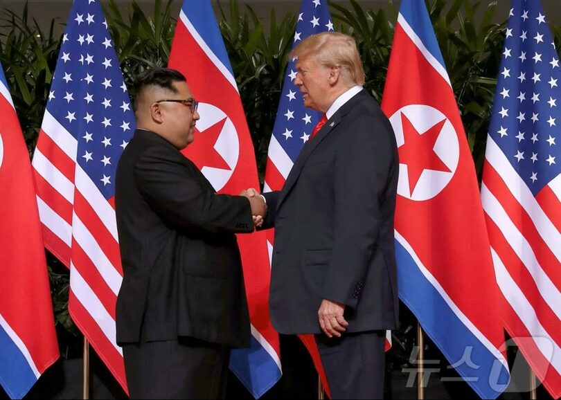 2018年6月12日、合意文を発表後、握手するトランプ米大統領とキム・ジョンウン（金正恩）朝鮮労働党総書記(c)news1