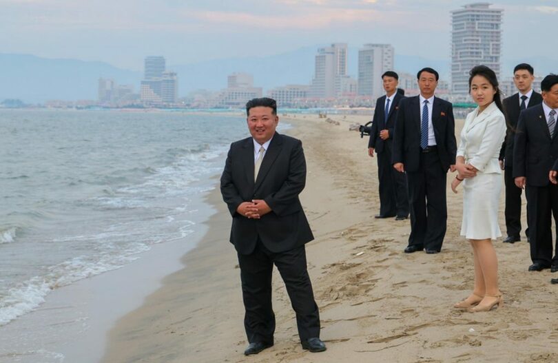 6月26日、北朝鮮・元山葛麻海岸観光地区の竣工式に出席したキム総書記と娘=労働新聞(c)KOREA WAVE