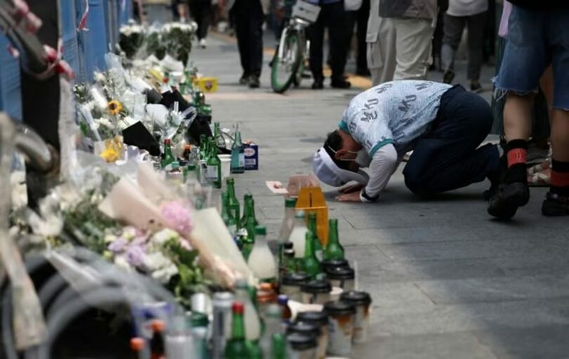 事故現場で祈りをささげる市民(c)NEWSIS