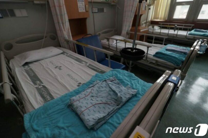 釜山大学病院の一般病棟病室のベットに患者服が置かれている(c)news1