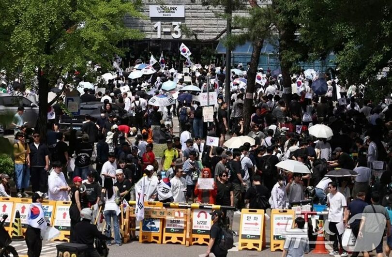 6日、ソウル市松坡区のオリンピック公園ハンドボール競技場開票所前に集まった市民ら(c)news1
