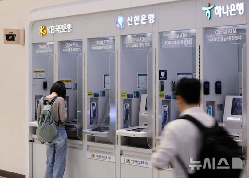 顧客情報の流出が確認された新韓銀行、KB国民銀行、ハナ銀行のATMコーナー＝10月4日、ソウル市瑞草区の高速バスターミナル(c)NEWSIS