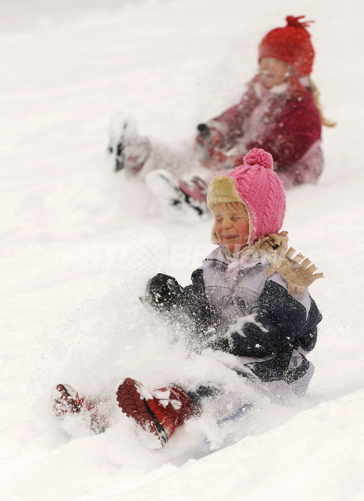 そり滑りの権利を守れ!除雪作業員に子どもたち必死の抵抗